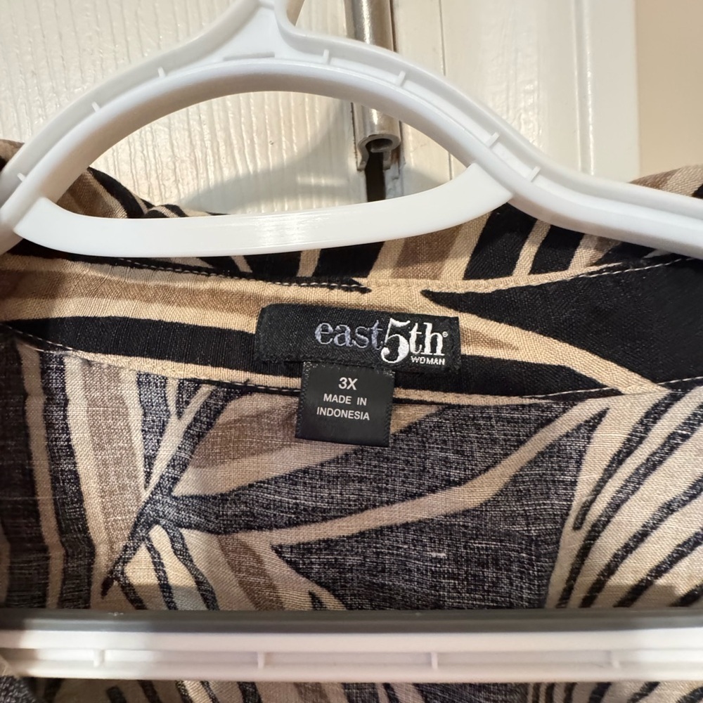 East 5th Black and Tan Leaf Pattern Blouse - Picture 4 of 4